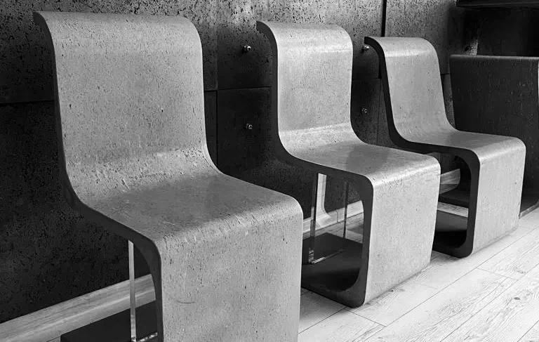 betonowe krzesła